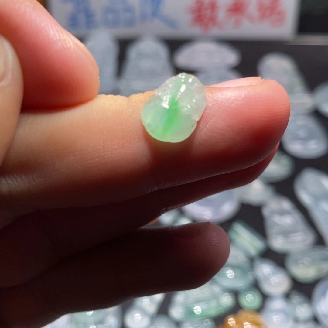 翡翠未镶嵌颈饰飘绿貔貅