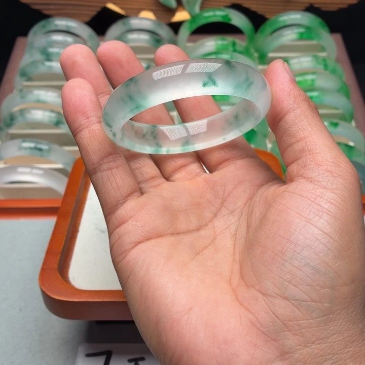 小***了石英质玉未镶嵌手镯