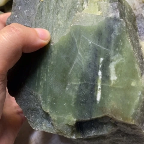 透闪石质玉未镶嵌珠宝半成品远****着