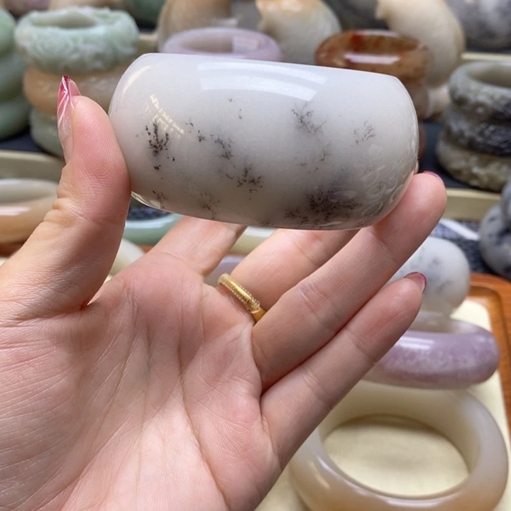 石英岩玉手镯未镶嵌