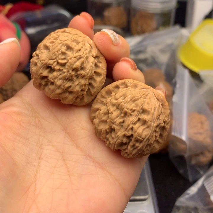 文玩核桃吊坠白狮子