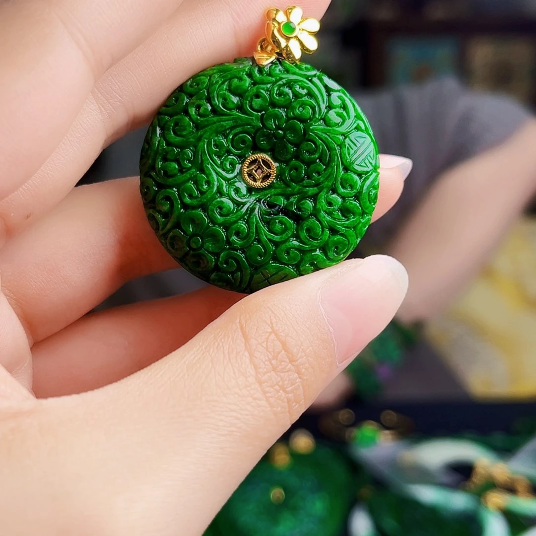 颈饰18K金镶嵌翡翠多样性