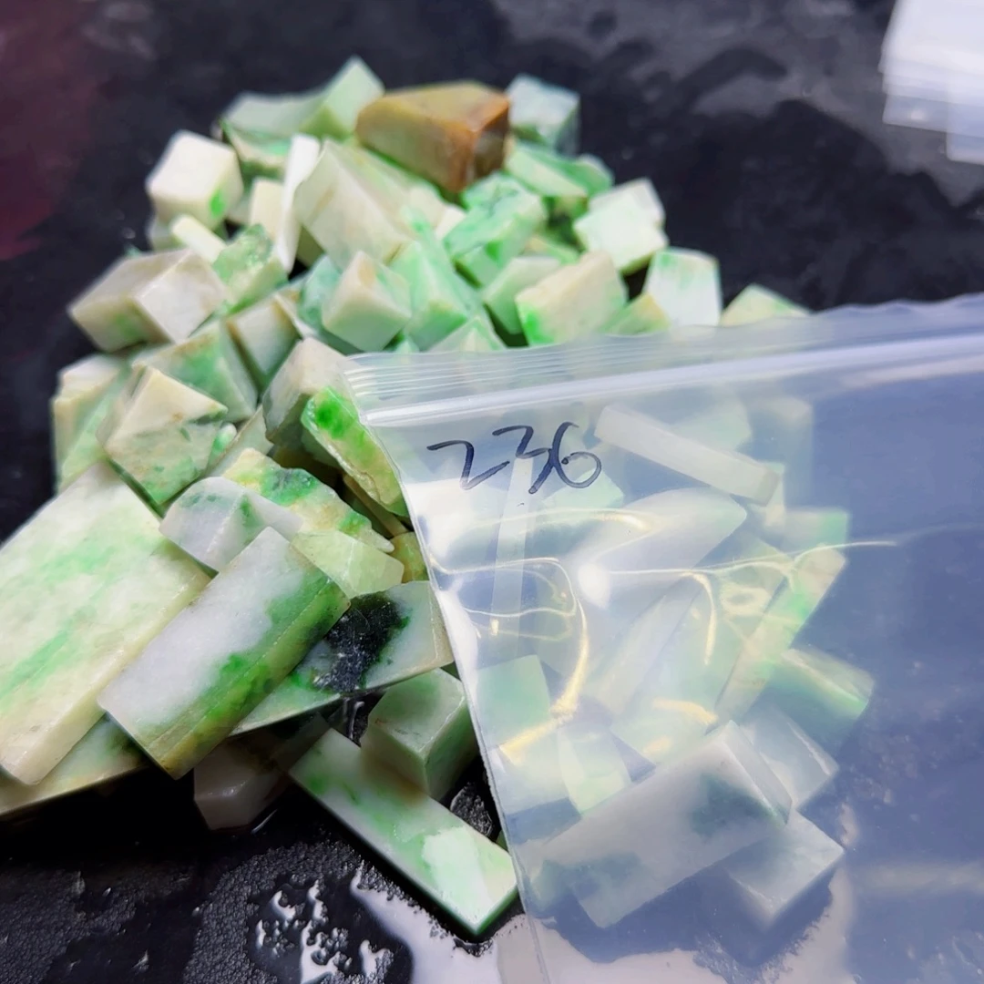 翡翠未镶嵌颈饰236