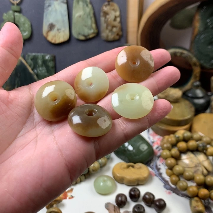 海***善透闪石质玉未镶嵌颈饰