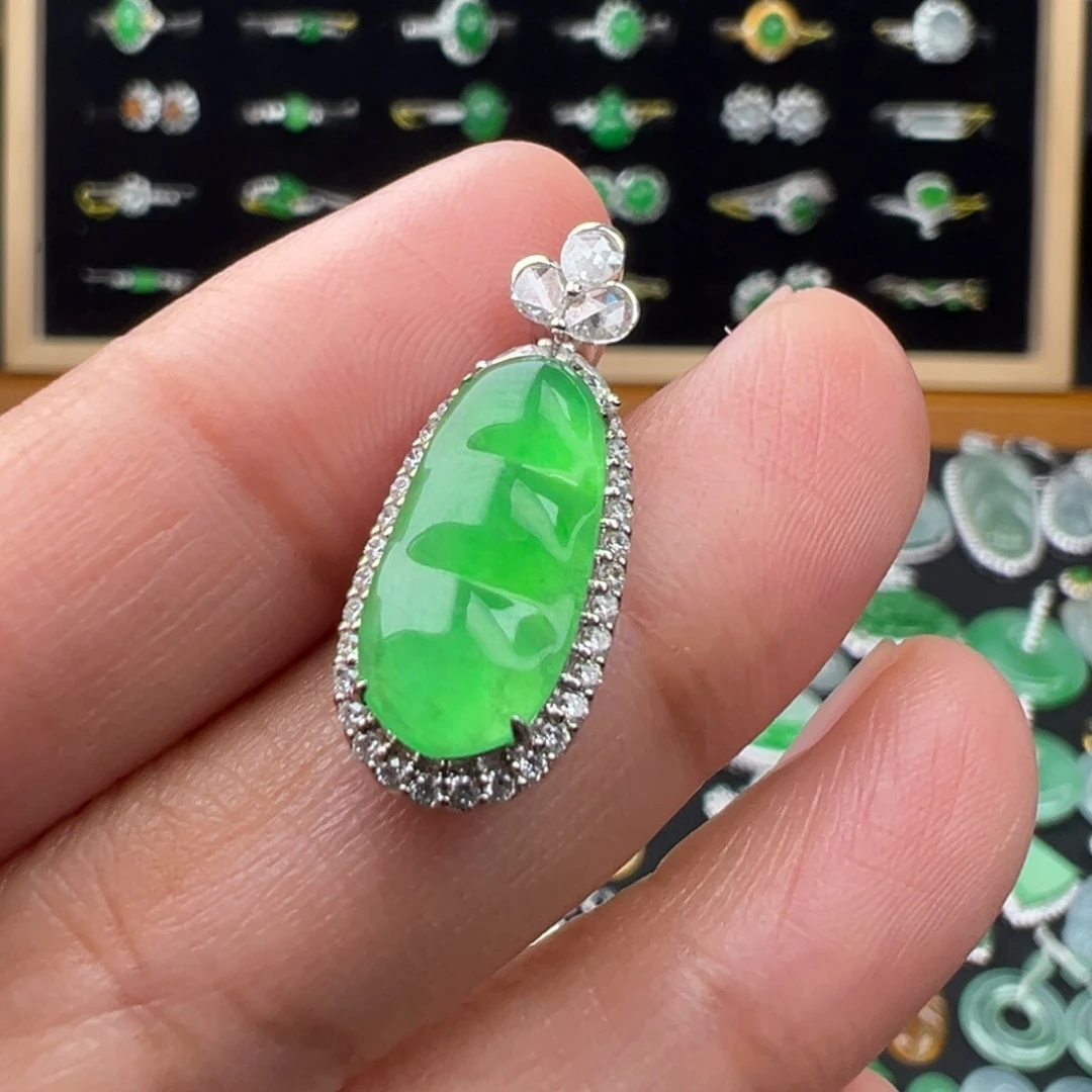 翡翠18K金镶嵌颈饰豆