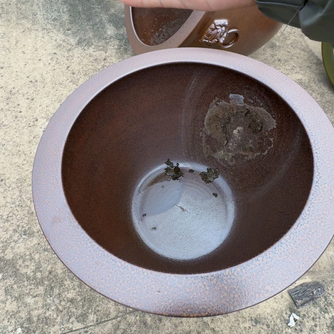 汪***士瓷片直径83，高58。底部开裂无耳