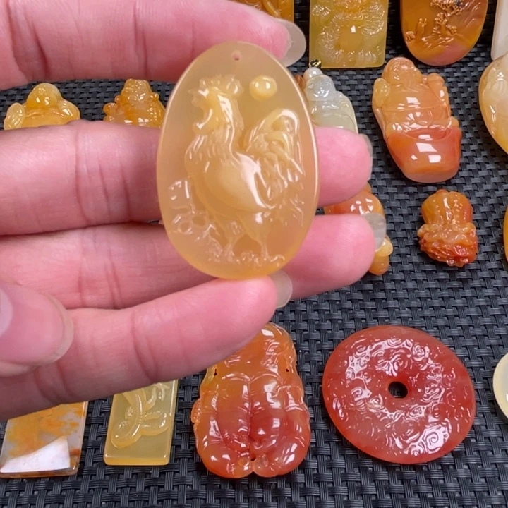 石英质玉（黄龙玉）未镶嵌颈饰