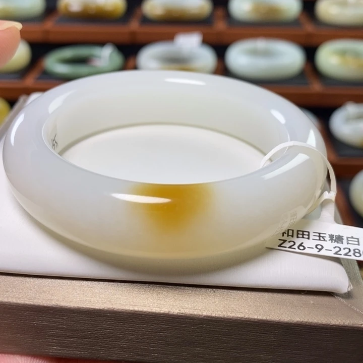 和田玉（糖玉）手镯未镶嵌和田玉糖白
