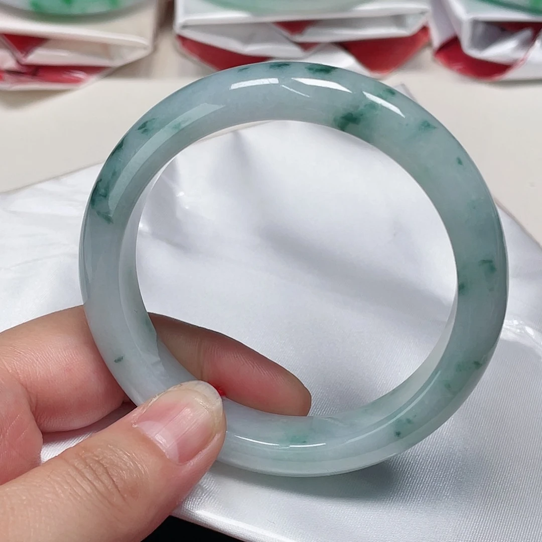 翡翠手镯未镶嵌56圈