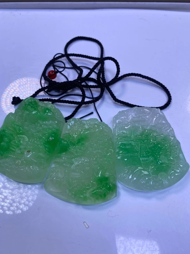 大雕刻绿飘山水牌（配绳子）随机发一个L143