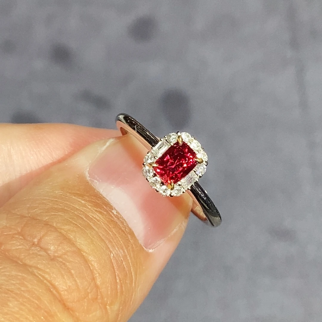 戒指18K金镶嵌尖晶石0.68克拉