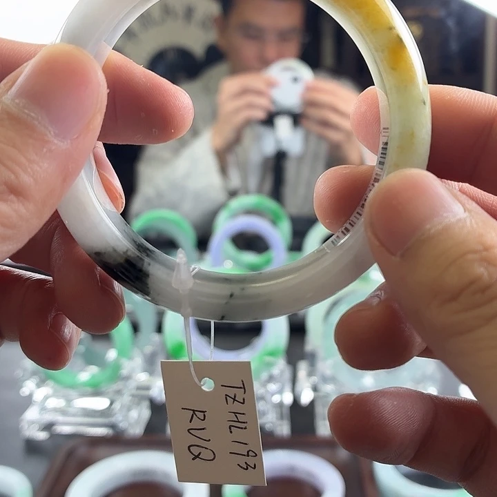 翡翠未镶嵌手镯三彩手镯