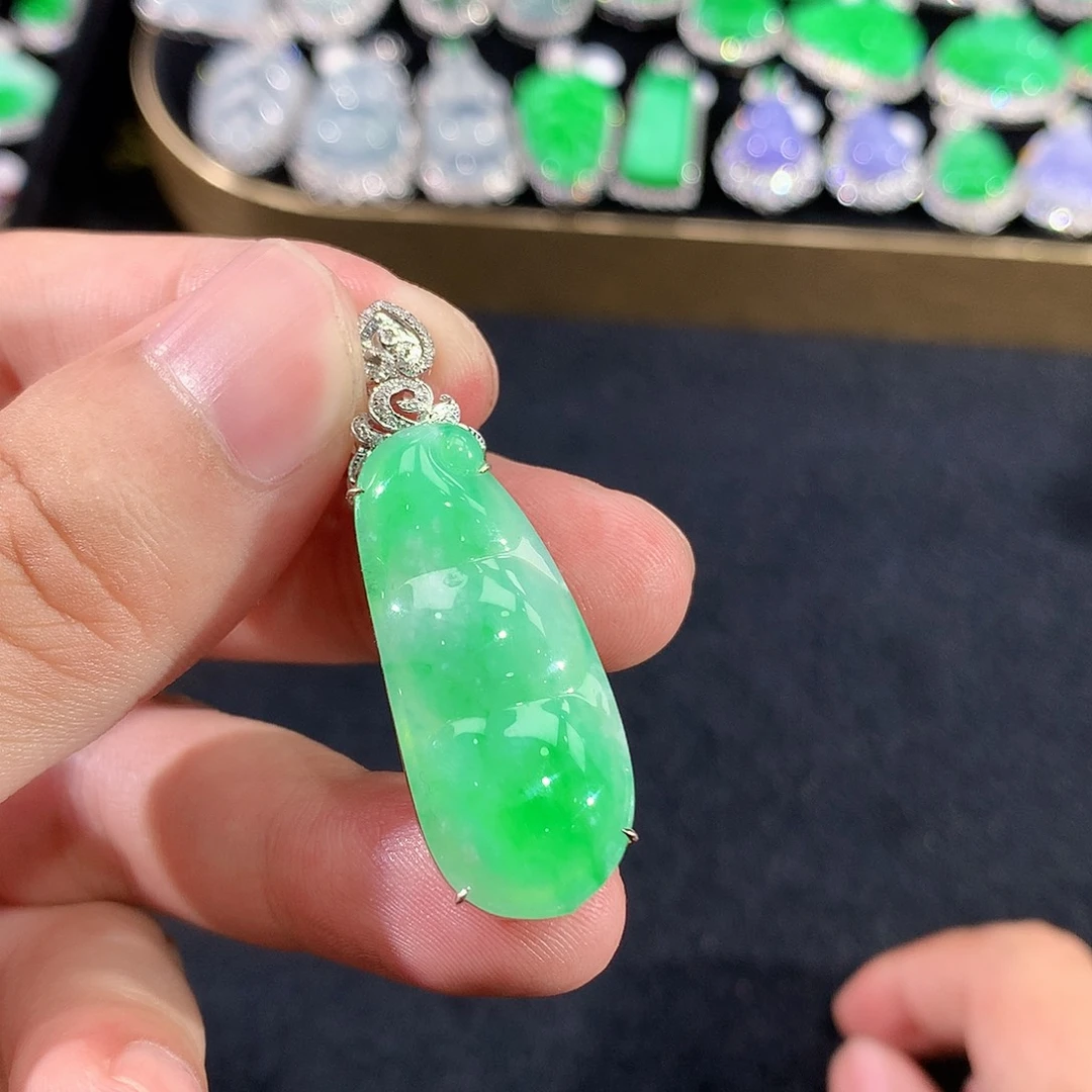 翡翠18K金镶嵌颈饰