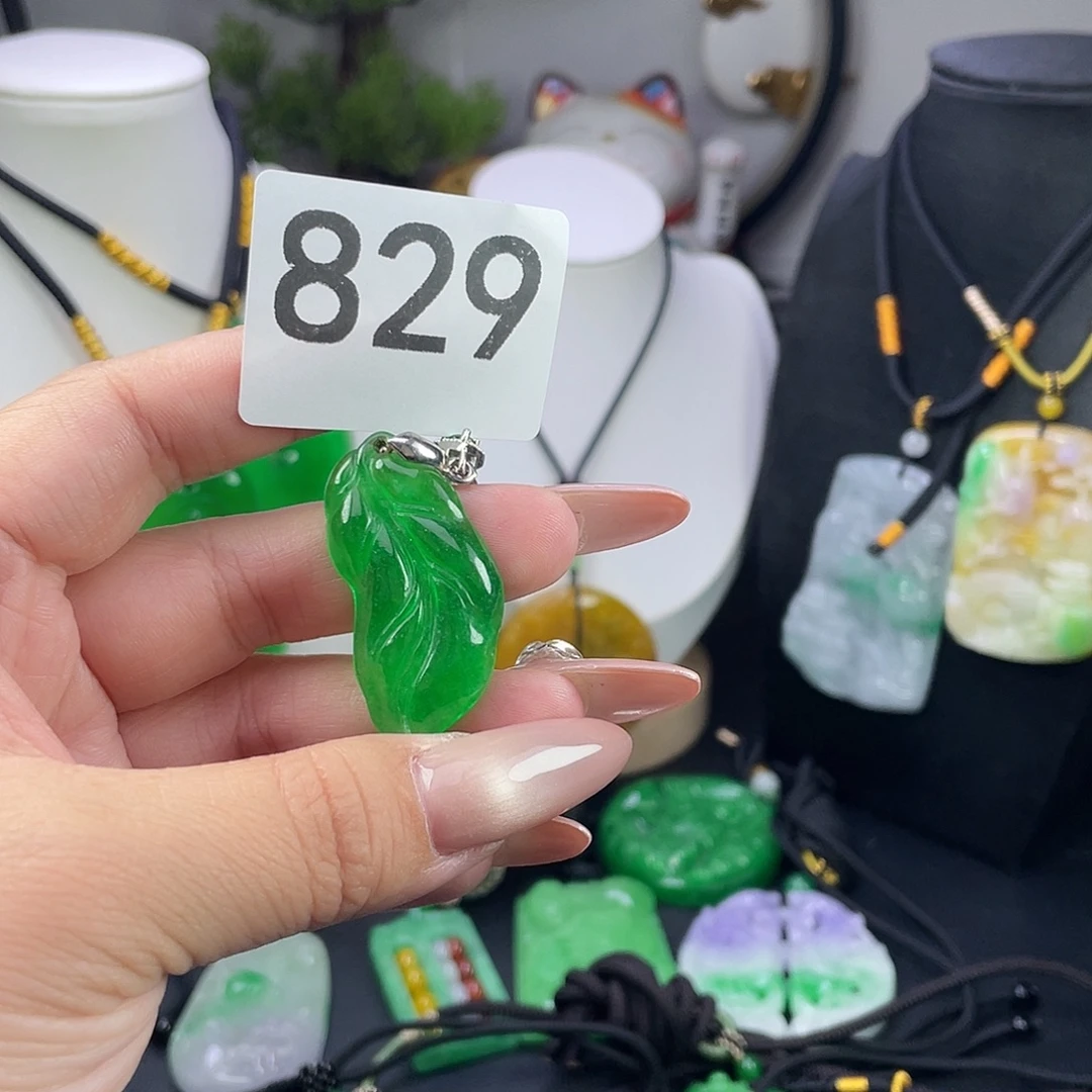 翡翠未镶嵌吊坠(赠链)