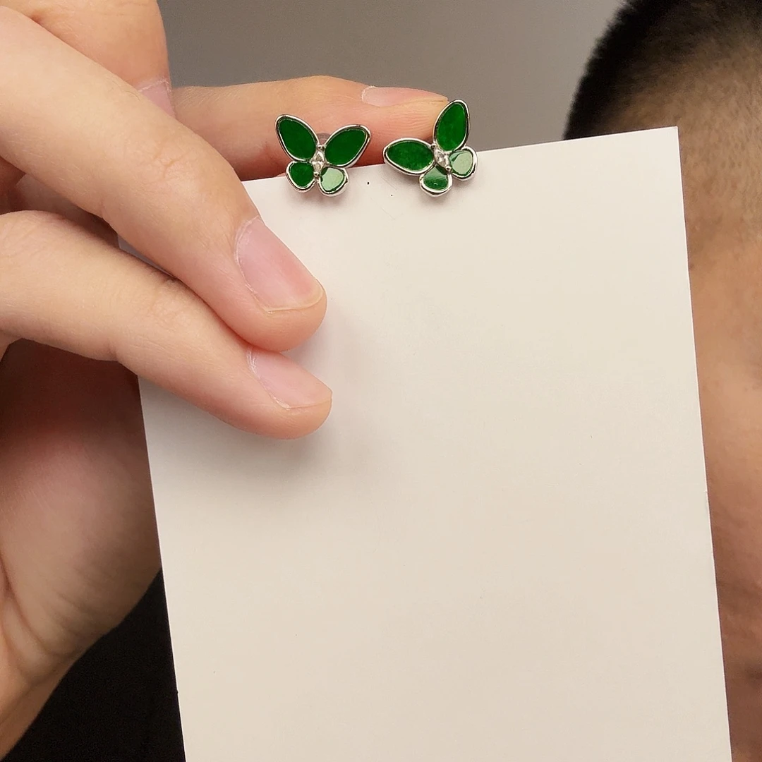 翡翠未镶嵌颈饰一件