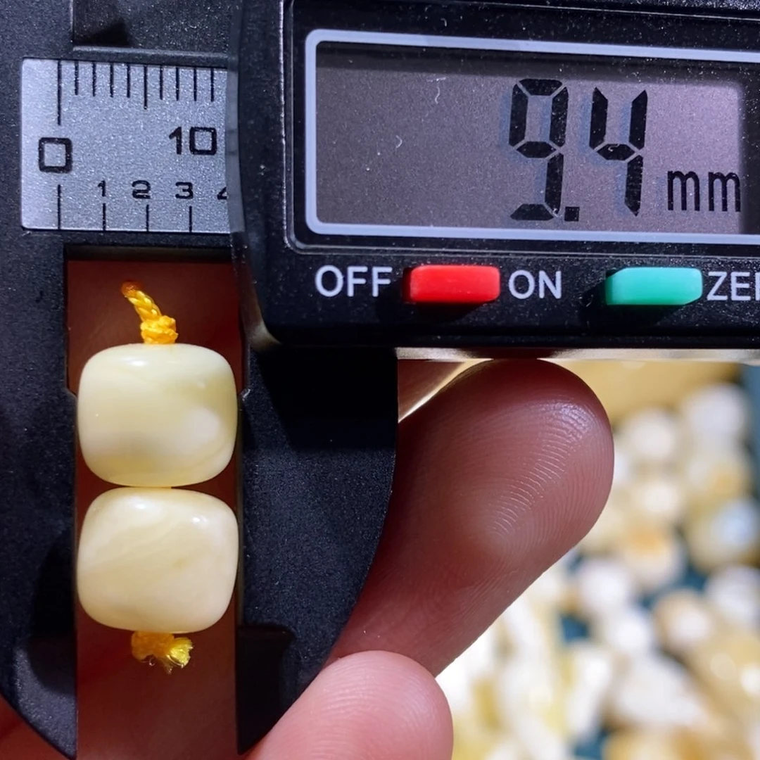 琥珀裸石未镶嵌配饰