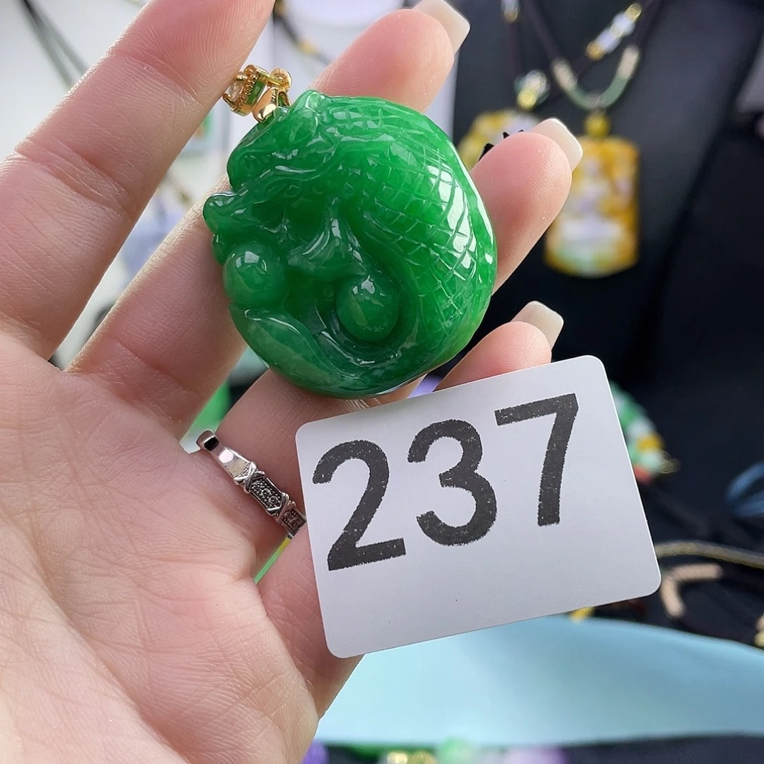 翡翠未镶嵌吊坠(赠链)