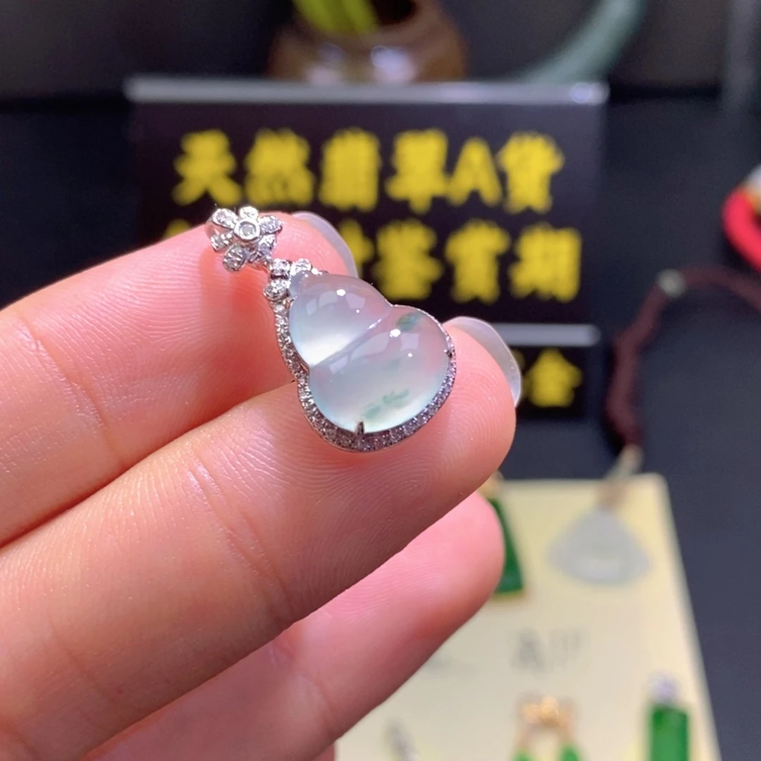 翡翠18K金镶嵌颈饰吊坠