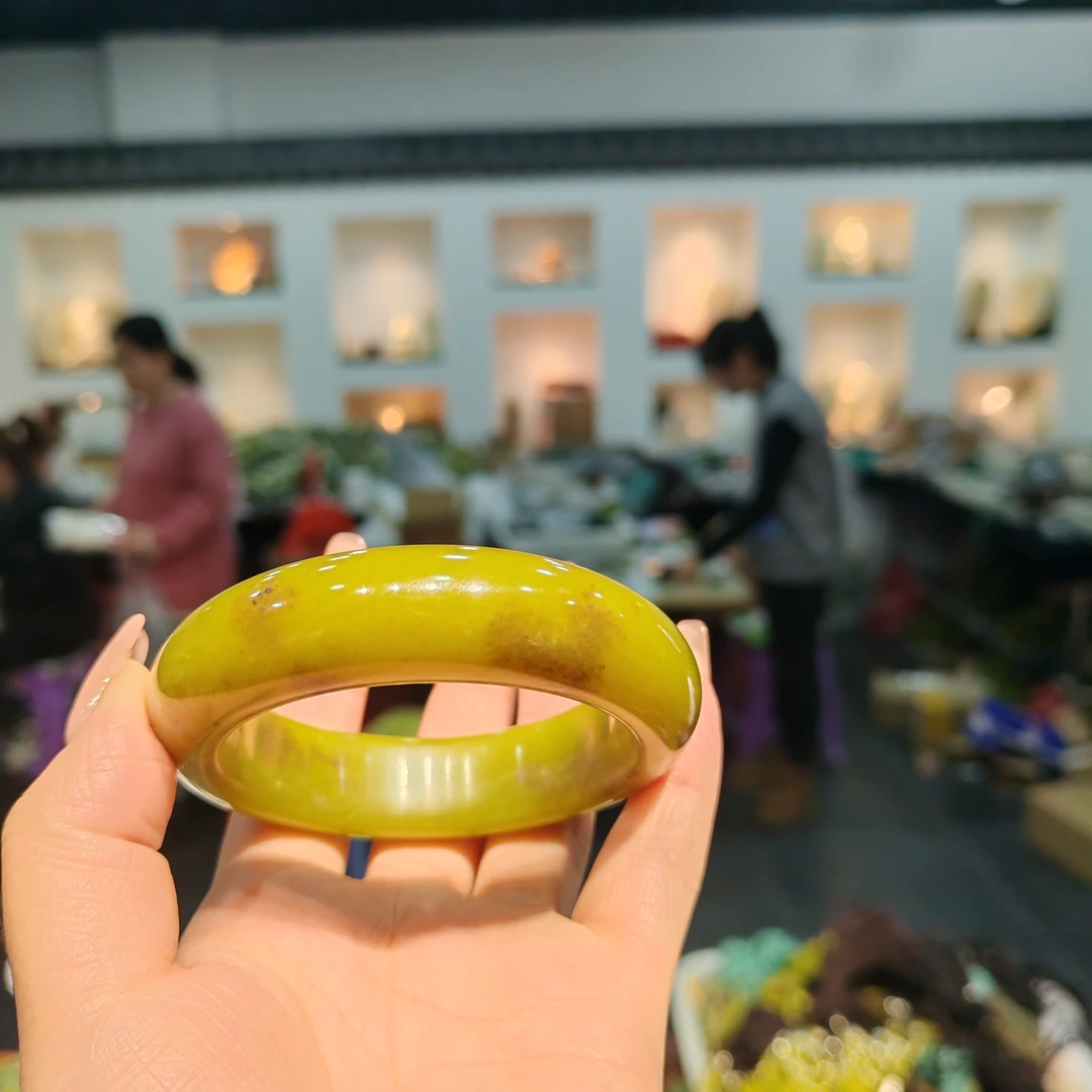 天然岫玉精美飘红花手镯