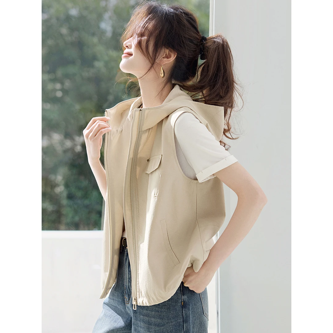 沫晗依美连帽无袖户外风外套2025秋季新款休闲运动户外风马甲4129