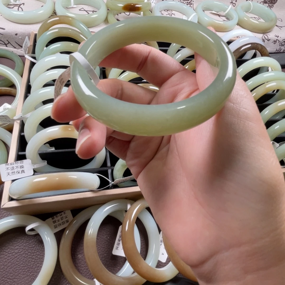 和田玉未镶嵌手镯