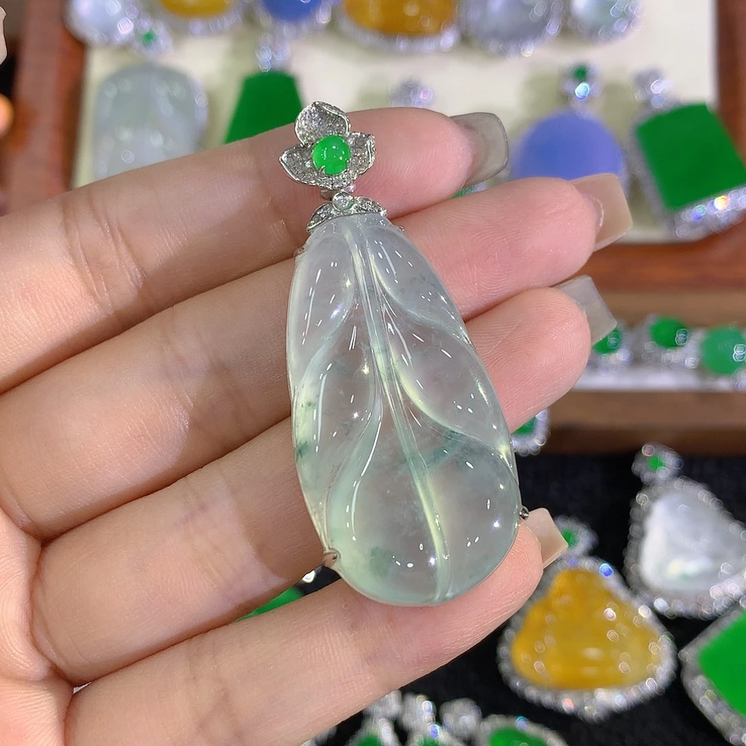 颈饰18K金镶嵌翡翠芭蕉叶