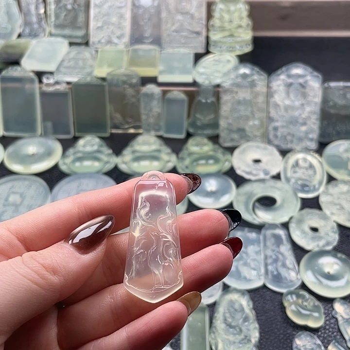 岫玉未镶嵌颈饰九尾狐