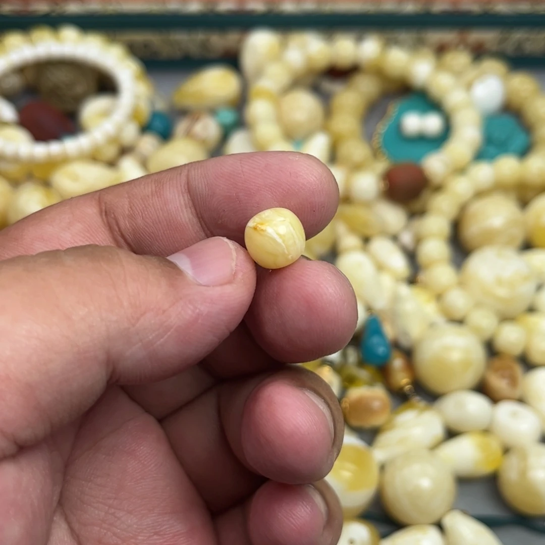 未镶嵌琥珀珠宝奇石94