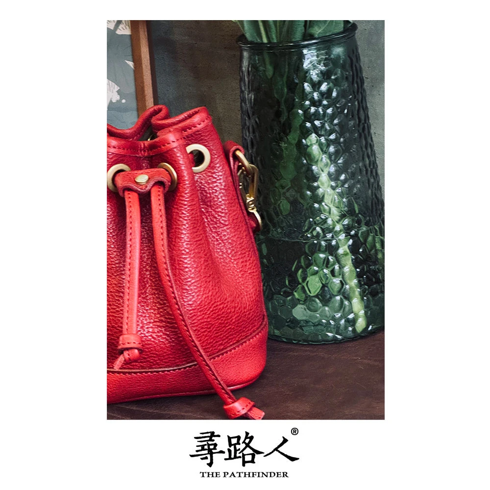 寻路人简约风经典百搭女士真皮纯色质感水桶斜挎包