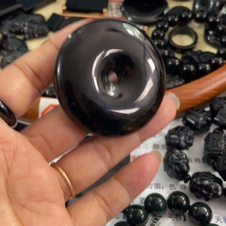 翡翠颈饰未镶嵌墨翠