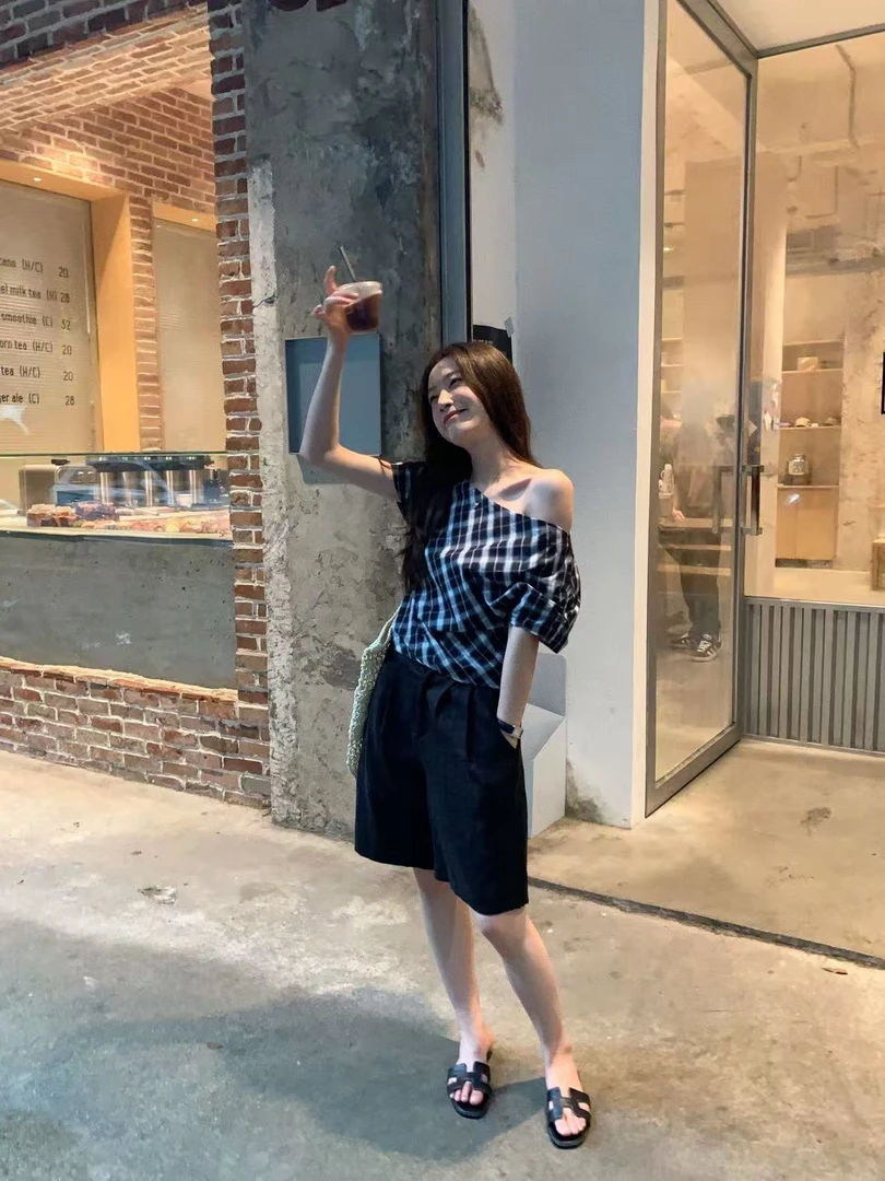 6965 夏日新款复古法式斜领露肩格纹小衫上衣  w