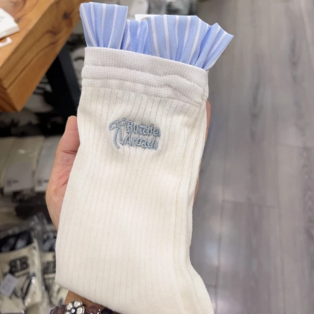 H74白色刺绣条纹边潮袜