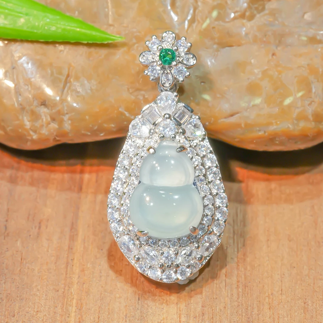 天然A货翡翠葫芦吊坠多样性发不含链1时尚气质精致百搭豪镶设计