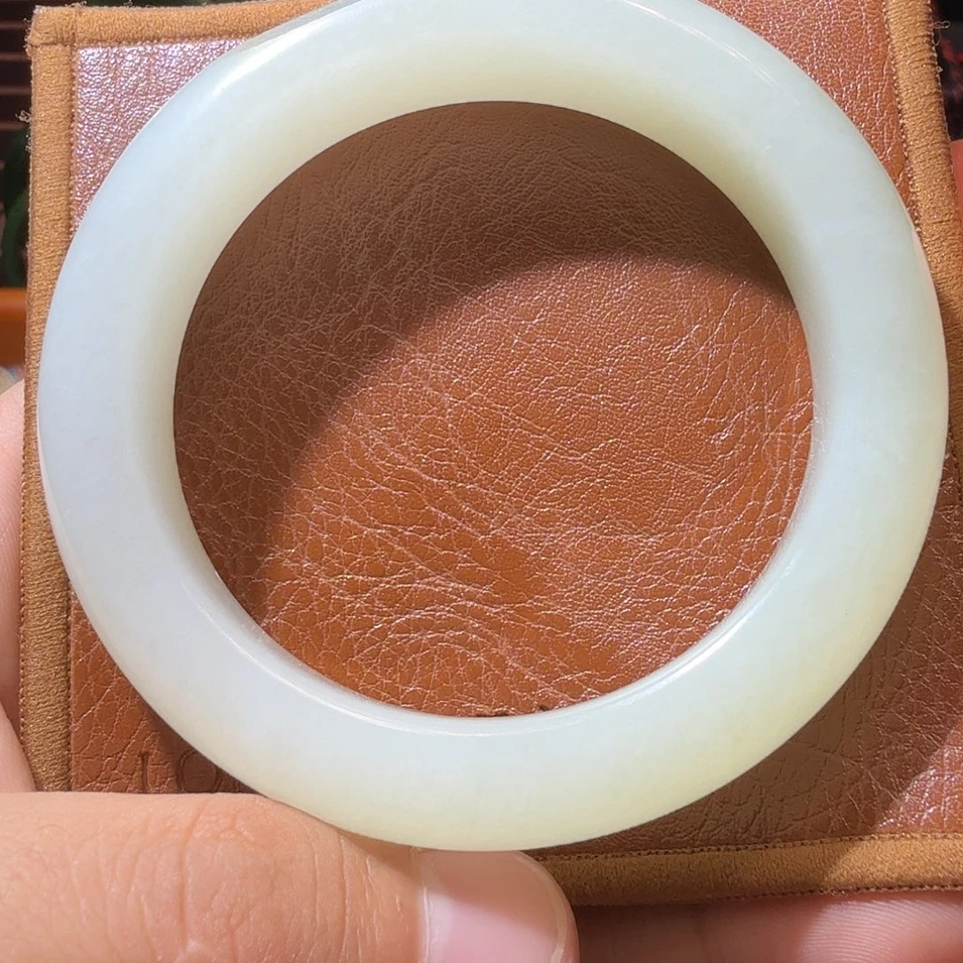 朱***朱和田玉未镶嵌手镯