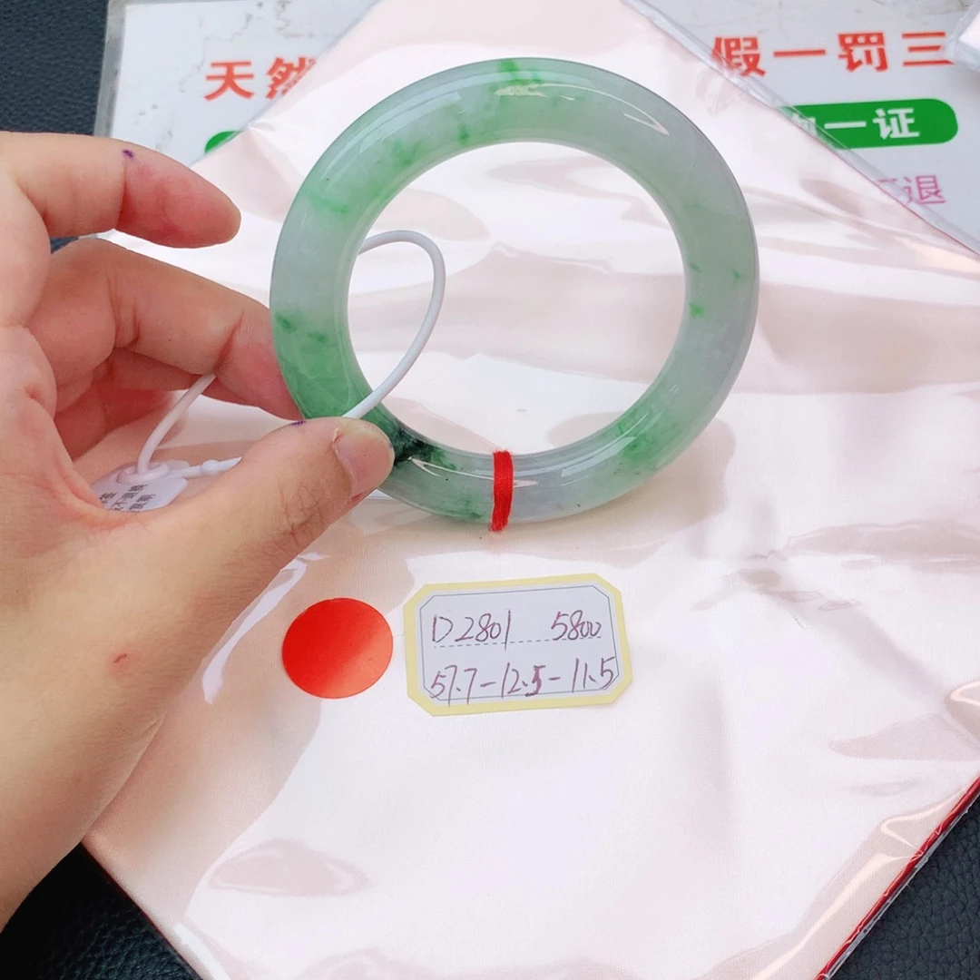 翡翠手镯未镶嵌翡翠