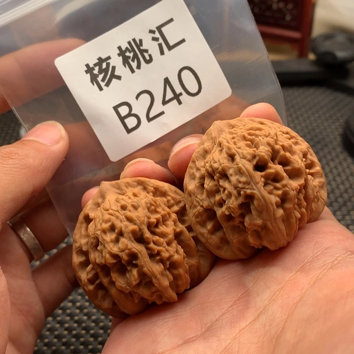 文玩核桃吊坠蟠龙纹