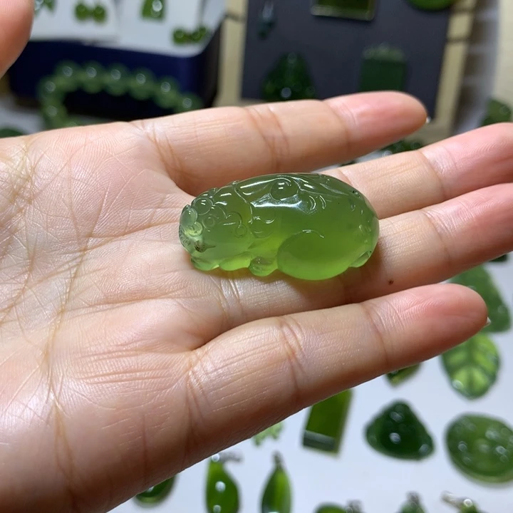 岫玉未镶嵌颈饰吊坠