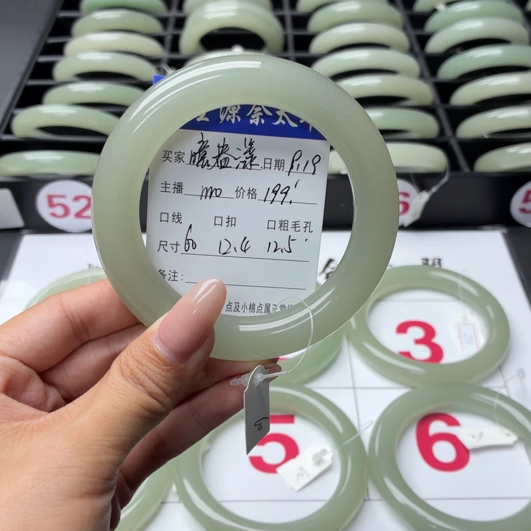 噫***漾未镶嵌手镯石英质玉