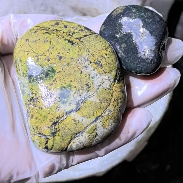 辛***有机玻璃藏玉药王石原石手把件两个