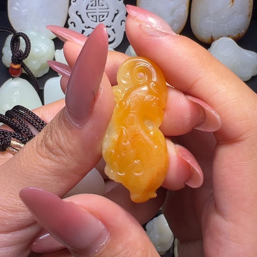 -***李和田玉未镶嵌颈饰