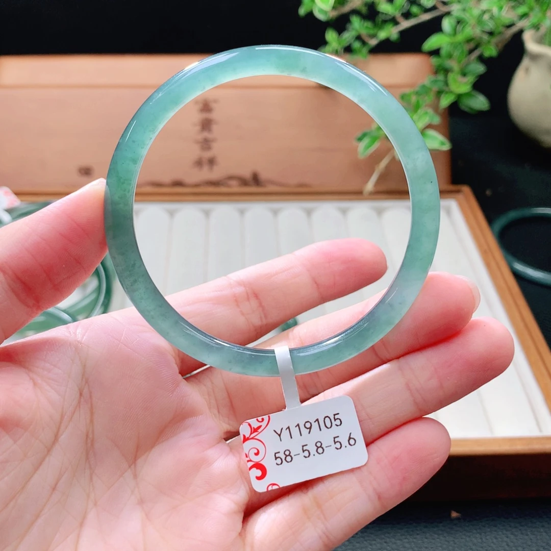 未镶嵌手镯（圆镯）翡翠
