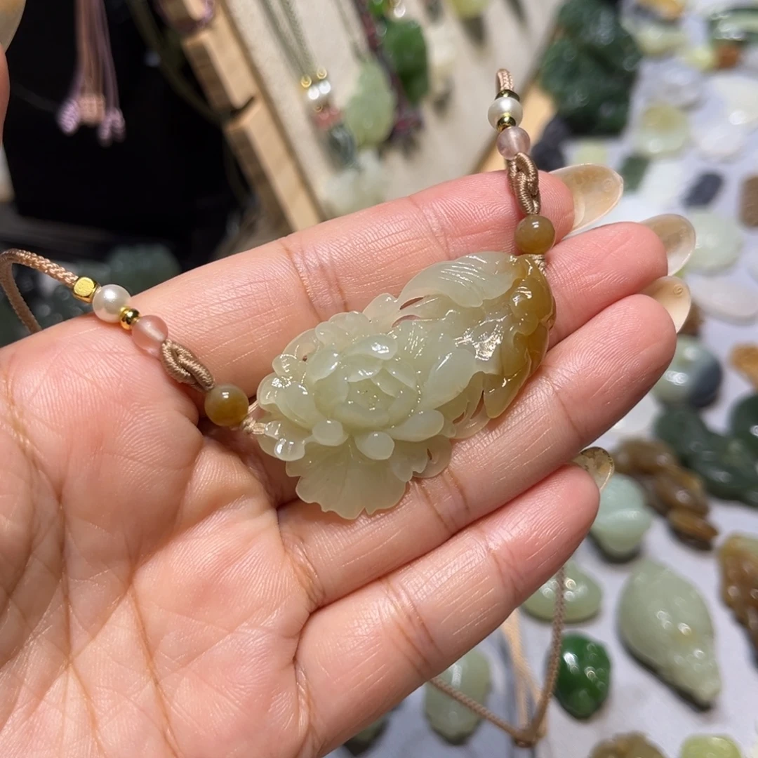 芮***矞颈饰未镶嵌和田玉