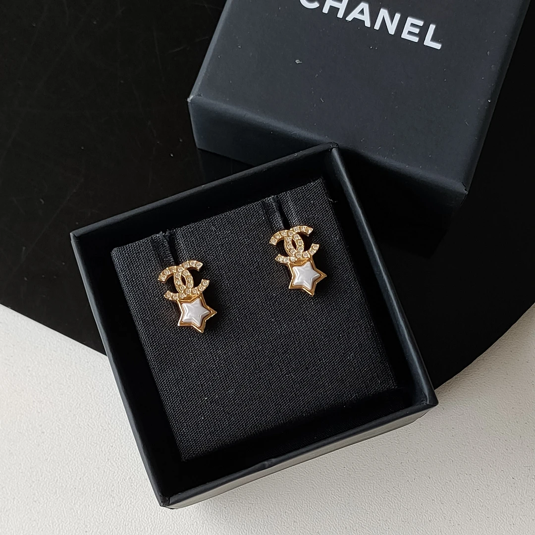 95新 Chanel/香奈儿 Azul-24C金色亮钻双C贝母星星耳钉/46112