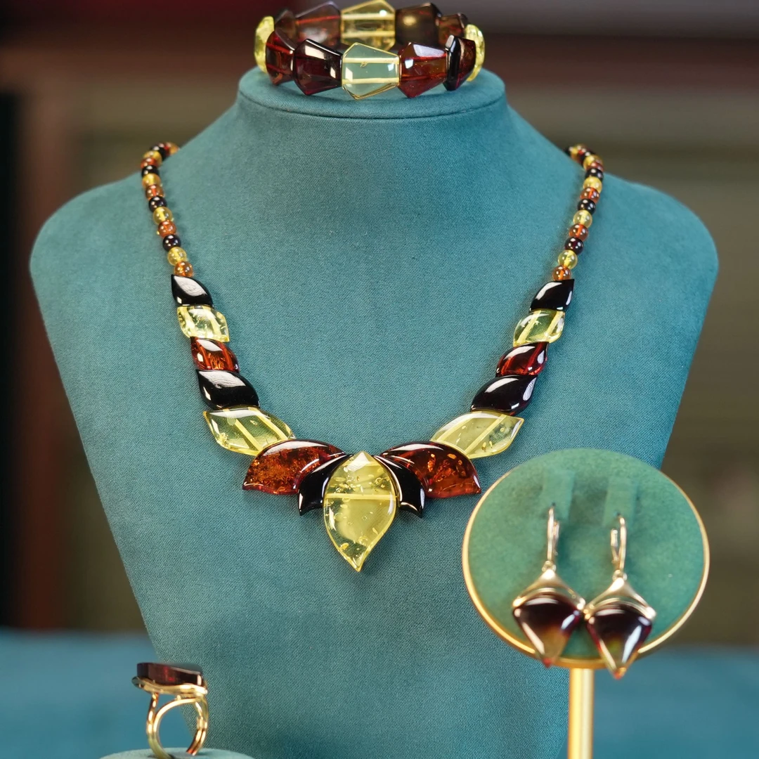 天然琥珀蜜蜡套装50gتەبىئىي كەھرىۋا يۈرۈشلۈك