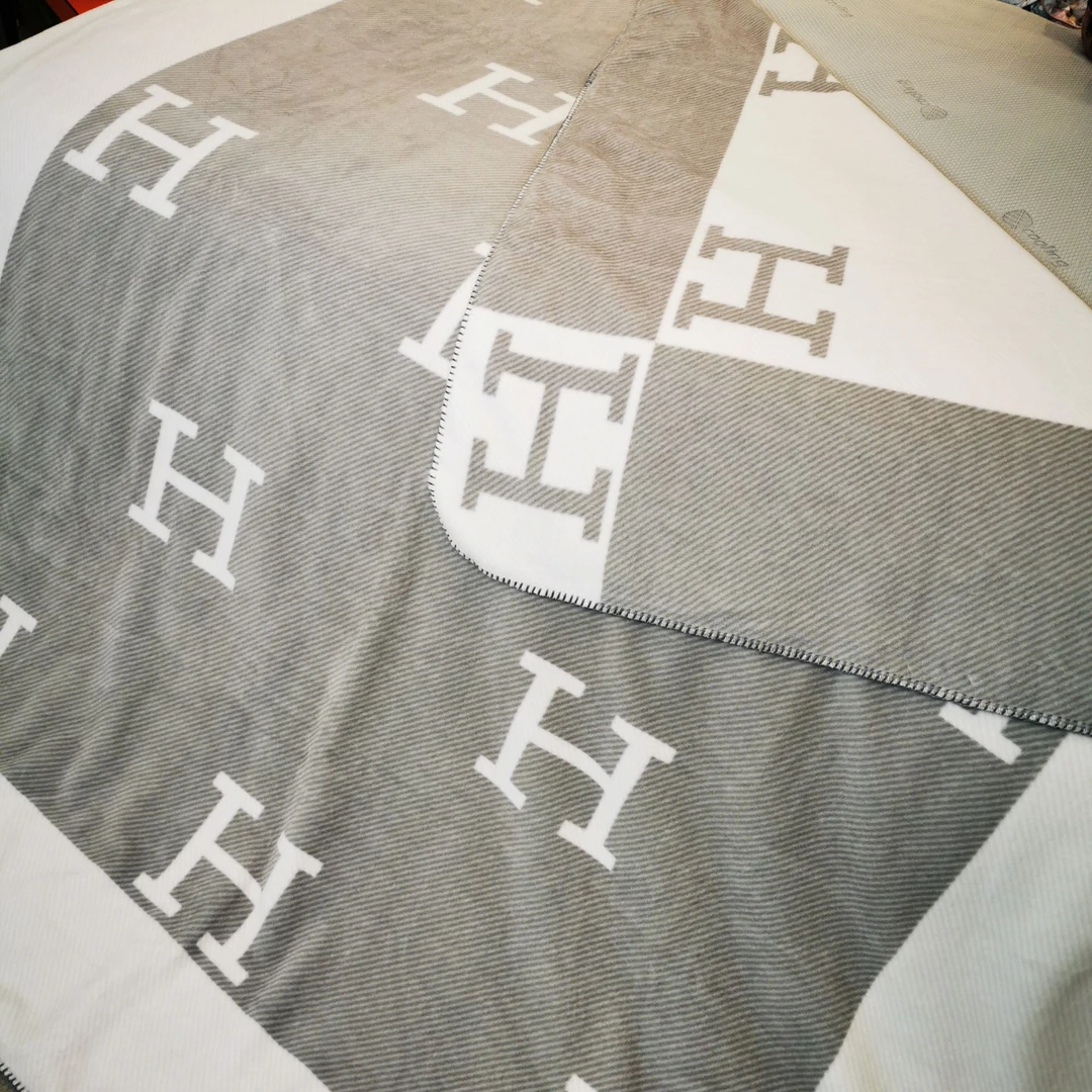 轻奢时尚小H羊棉绒毯多功能盖毯