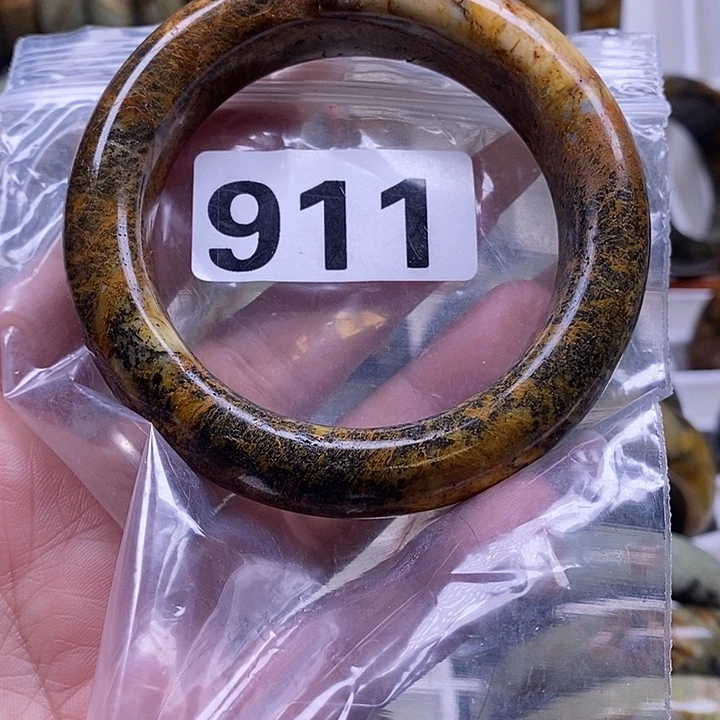 L***r蛇纹石玉未镶嵌手镯