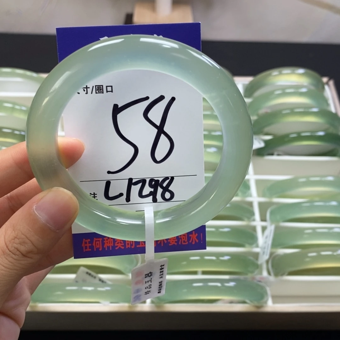 ໑****蛇纹石玉未镶嵌手镯