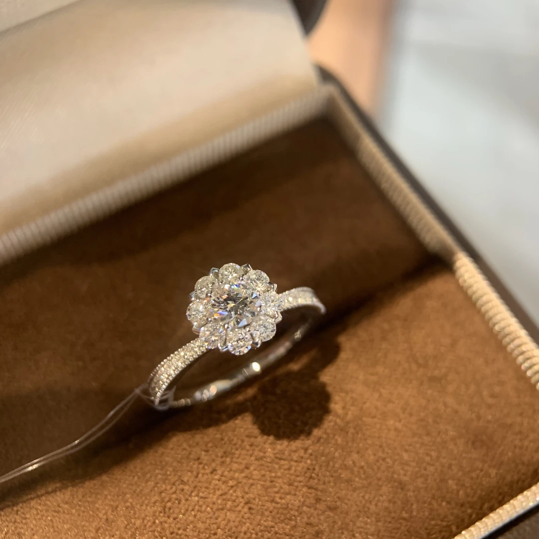 天然钻石18k金镶30分主钻众星捧月戒钻