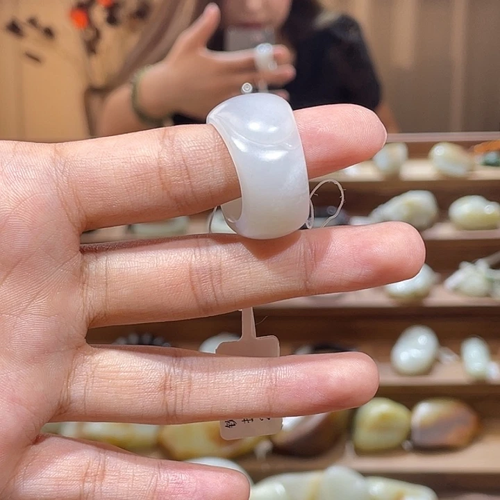 和田玉戒指未镶嵌白玉飘墨扳指