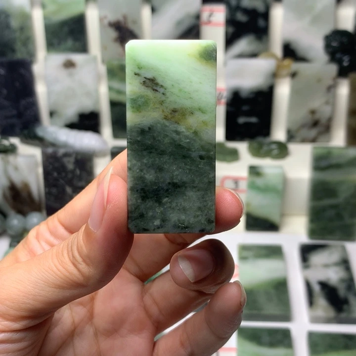 独山玉未镶嵌颈饰